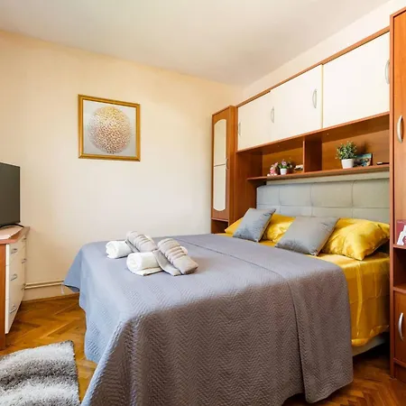 Three Bedroom With Terrace And Sea View *